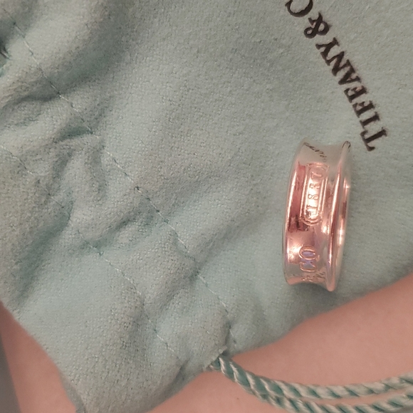 Tiffany new  concave  gorgeous round ring never used packed away bag away boxed - Picture 4 of 9